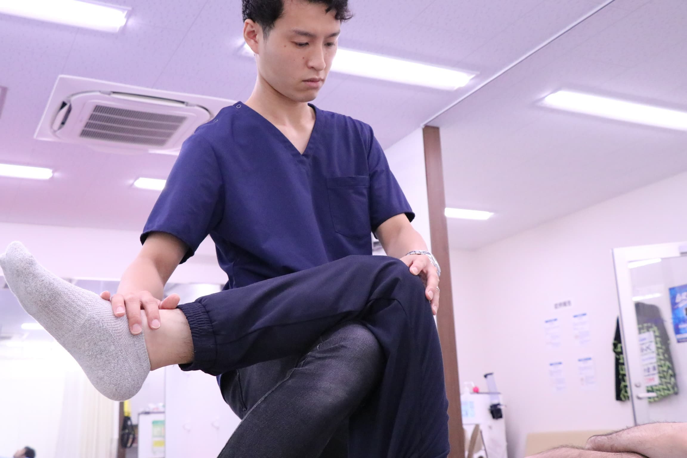 股関節の牽引と膝の屈曲